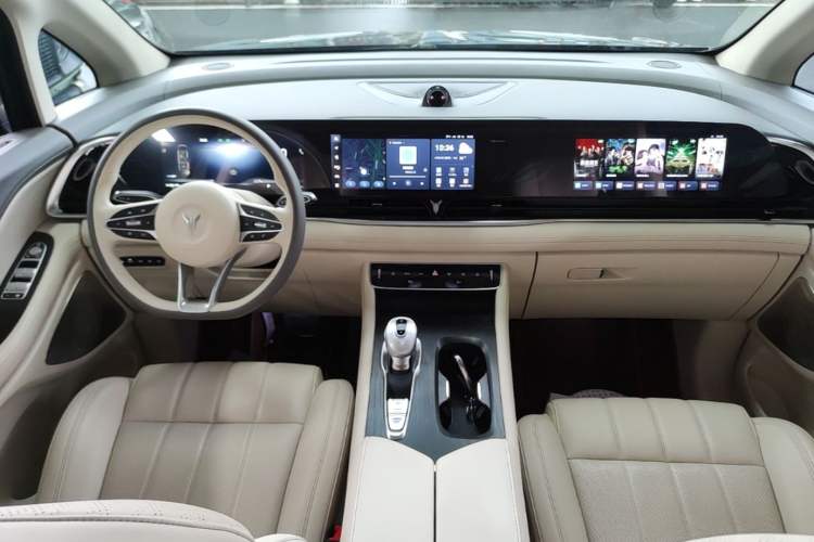 Used VOYAH Dream 2024 PHEV Extended-Range Premium Edition Center Console