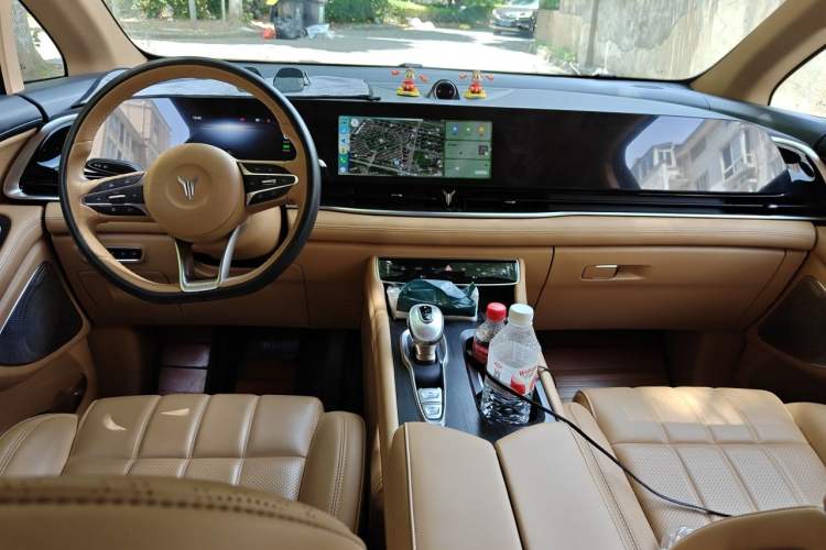 Used VOYAH Dream 2024 PHEV Extended-Range Premium Edition Center Console