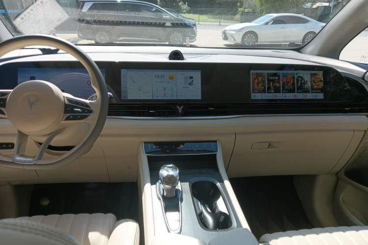 Used VOYAH Dream 2024 PHEV Extended-Range Premium Edition Center Console