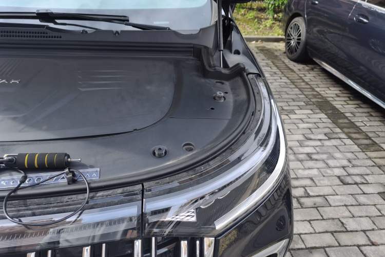 Used VOYAH Dream 2024 PHEV Ultra-Long Range Flagship Edition Engine Bay Left