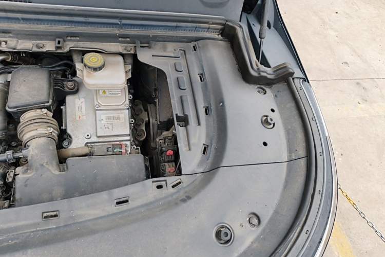 Used VOYAH Dream 2024 PHEV Ultra-Long Range Flagship Edition Engine Bay Left
