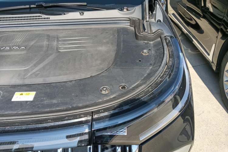Used VOYAH Dream 2024 PHEV Extended-Range Premium Edition Engine Bay Left