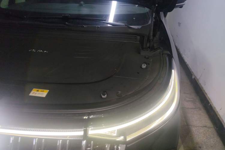 Used VOYAH Dream 2024 PHEV Extended-Range Premium Edition Engine Bay Left