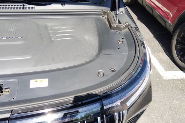 Used VOYAH Dream 2024 PHEV Ultra-Long Range Flagship Edition Engine Bay Left
