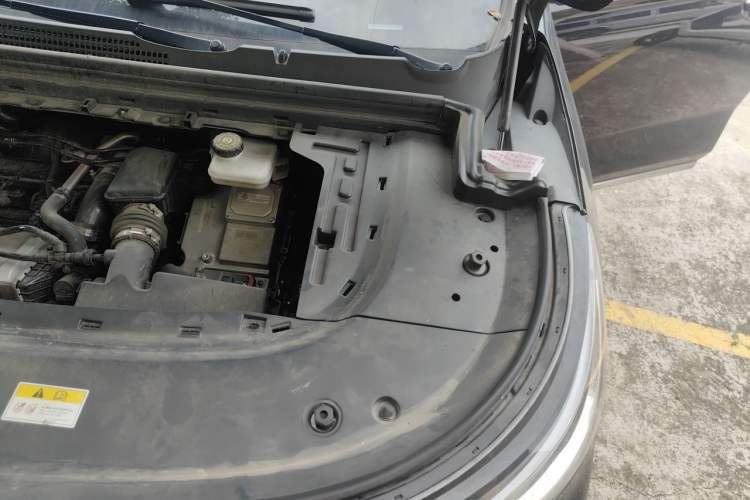 Used VOYAH Dream 2024 PHEV Ultra-Long Range Flagship Edition Engine Bay Left