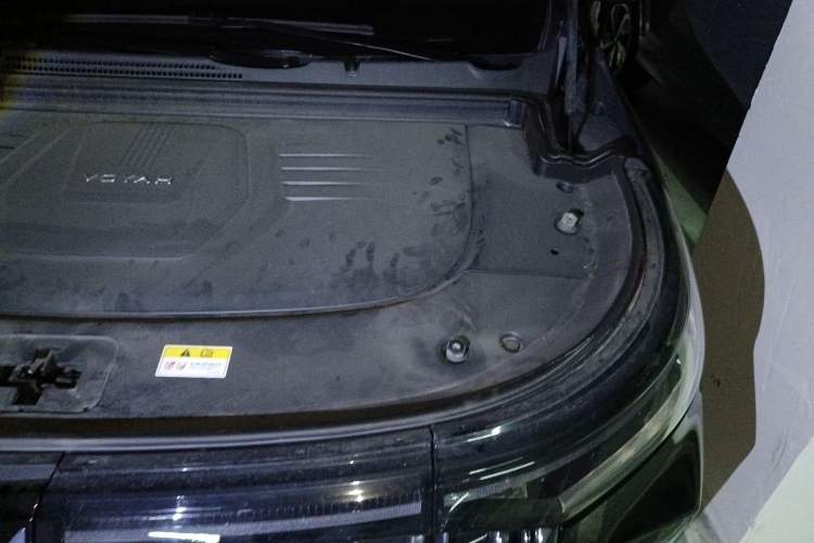 Used VOYAH Dream 2024 PHEV Ultra-Long Range Flagship Edition Engine Bay Left