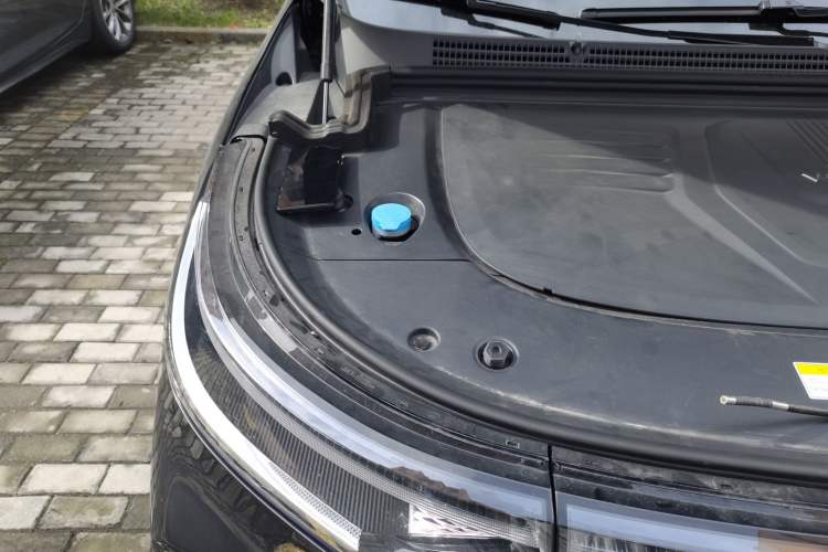 Used VOYAH Dream 2024 PHEV Ultra-Long Range Flagship Edition Engine Bay Right