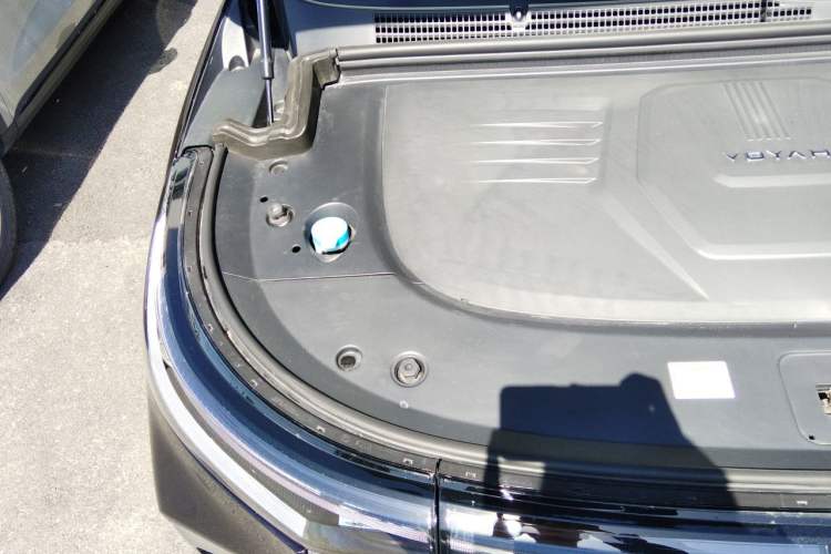 Used VOYAH Dream 2024 PHEV Ultra-Long Range Flagship Edition Engine Bay Right