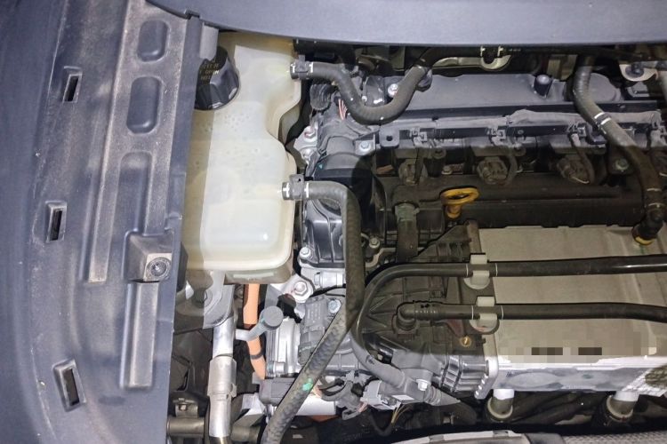 Used VOYAH Dream 2024 PHEV Ultra-Long Range Flagship Edition Engine Bay Right