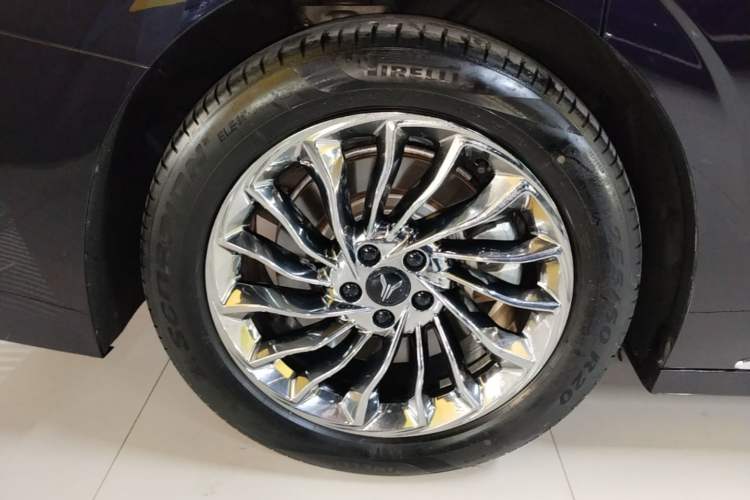 Used VOYAH Dream 2024 PHEV Ultra-Long Range Flagship Edition Exterior 5