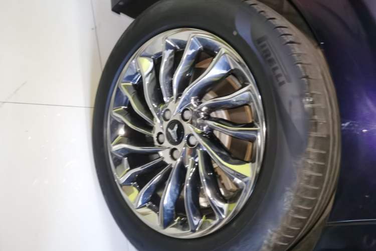 Used VOYAH Dream 2024 PHEV Ultra-Long Range Flagship Edition Exterior 5