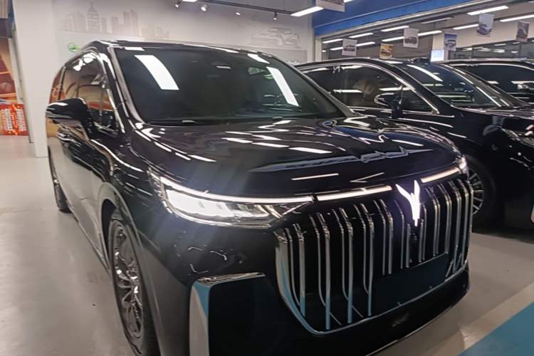Used VOYAH Dream 2024 PHEV Ultra-Long Range Flagship Edition Front Right 45 Deg