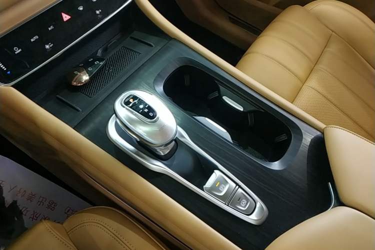 Used VOYAH Dream 2024 PHEV Extended-Range Premium Edition Gear Lever