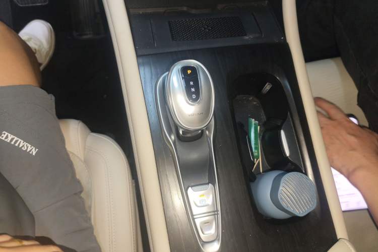 Used VOYAH Dream 2024 PHEV Extended-Range Premium Edition Gear Lever
