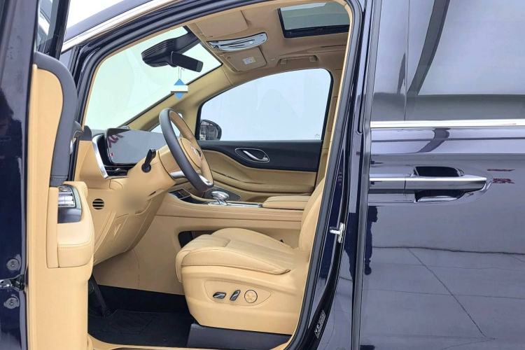 Used VOYAH Dream 2024 PHEV Extended-Range Premium Edition Interior 3