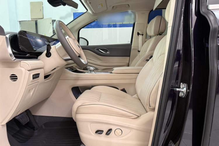Used VOYAH Dream 2024 PHEV Ultra-Long Range Flagship Edition Interior 4
