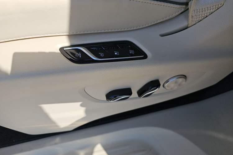 Used VOYAH Dream 2024 PHEV Ultra-Long Range Flagship Edition Interior 4