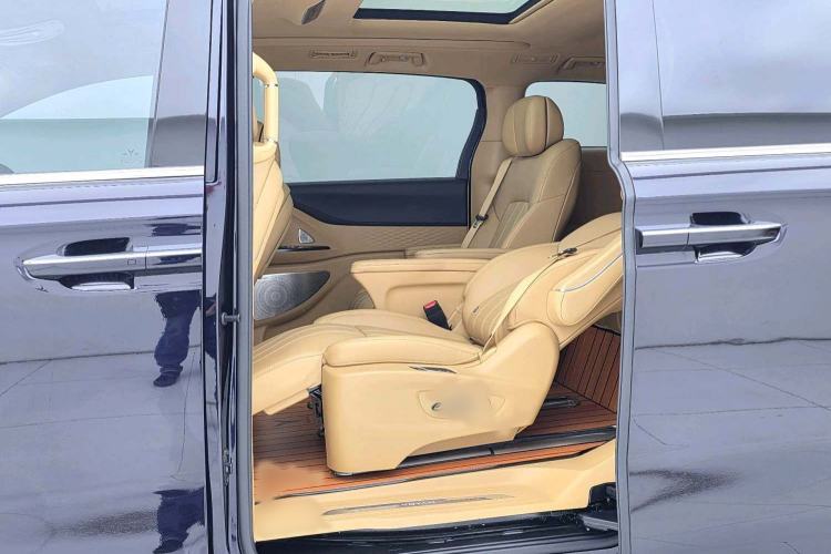 Used VOYAH Dream 2024 PHEV Extended-Range Premium Edition Interior 4