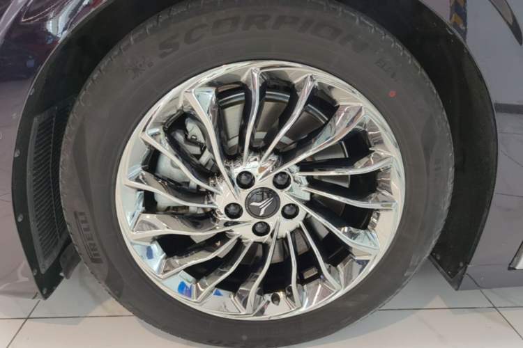 Used VOYAH Dream 2024 PHEV Ultra-Long Range Flagship Edition Left Front Wheel Hub