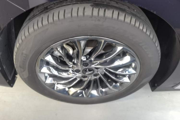 Used VOYAH Dream 2024 PHEV Ultra-Long Range Flagship Edition Left Front Wheel Hub