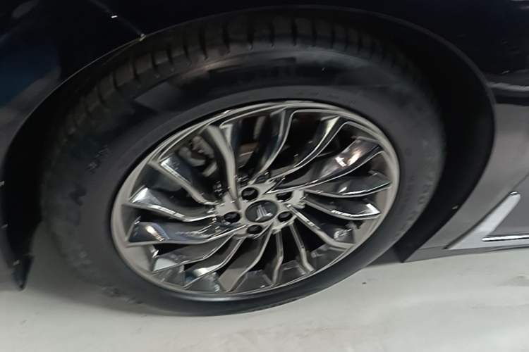 Used VOYAH Dream 2024 PHEV Ultra-Long Range Flagship Edition Left Front Wheel Hub