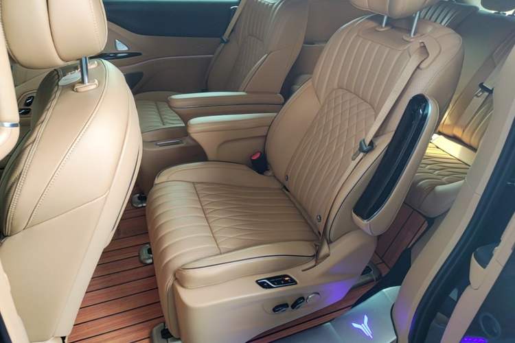 Used VOYAH Dream 2024 PHEV Ultra-Long Range Flagship Edition Left Rear Seat