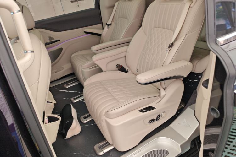 Used VOYAH Dream 2024 PHEV Ultra-Long Range Flagship Edition Left Rear Seat