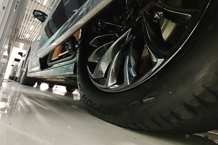 Used VOYAH Dream 2024 PHEV Ultra-Long Range Flagship Edition Left Side Sill
