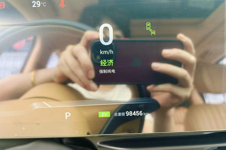 Used VOYAH Dream 2024 PHEV Ultra-Long Range Flagship Edition Odometer Close Up