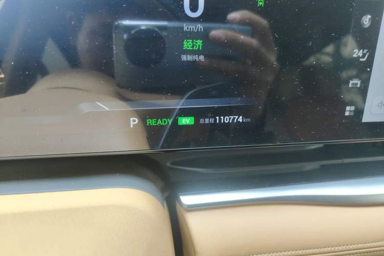 Used VOYAH Dream 2024 PHEV Ultra-Long Range Flagship Edition Odometer Close Up