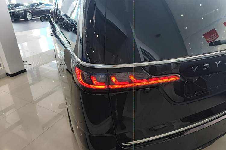 Used VOYAH Dream 2024 PHEV Extended-Range Premium Edition Rear Left 45 Deg