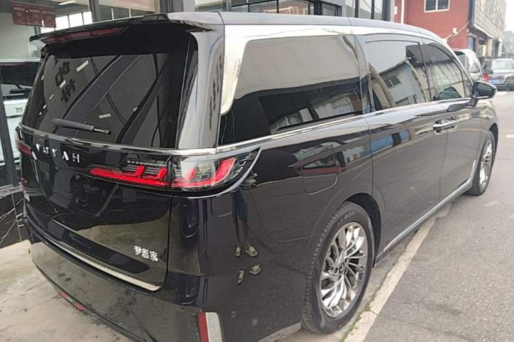 Used VOYAH Dream 2024 PHEV Ultra-Long Range Flagship Edition Rear Right 45 Deg