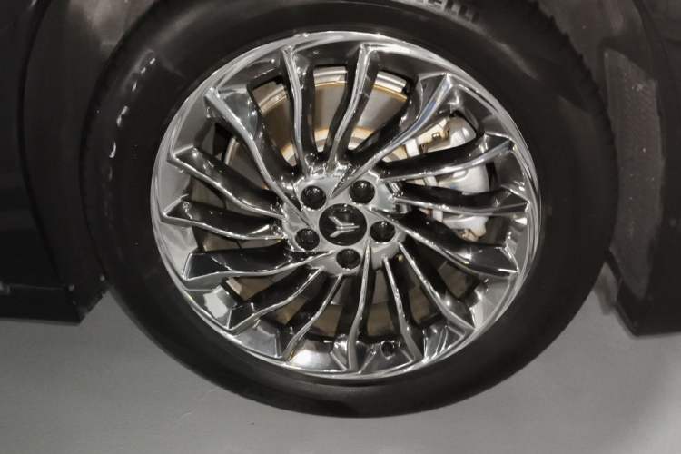 Used VOYAH Dream 2024 PHEV Ultra-Long Range Flagship Edition Right Front Wheel Hub