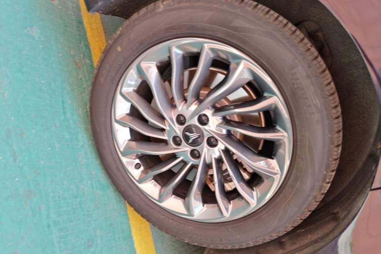 Used VOYAH Dream 2024 PHEV Ultra-Long Range Flagship Edition Right Rear Wheel Hub