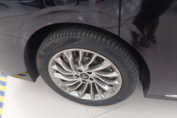 Used VOYAH Dream 2024 PHEV Ultra-Long Range Flagship Edition Right Rear Wheel Hub