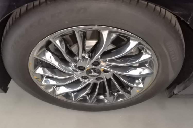 Used VOYAH Dream 2024 PHEV Ultra-Long Range Flagship Edition Right Rear Wheel Hub