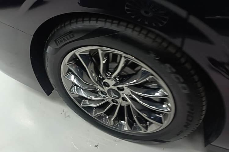Used VOYAH Dream 2024 PHEV Ultra-Long Range Flagship Edition Right Rear Wheel Hub