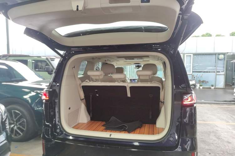 Used VOYAH Dream 2024 PHEV Extended-Range Premium Edition Trunk