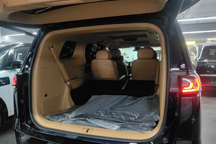 Used VOYAH Dream 2024 PHEV Extended-Range Premium Edition Trunk