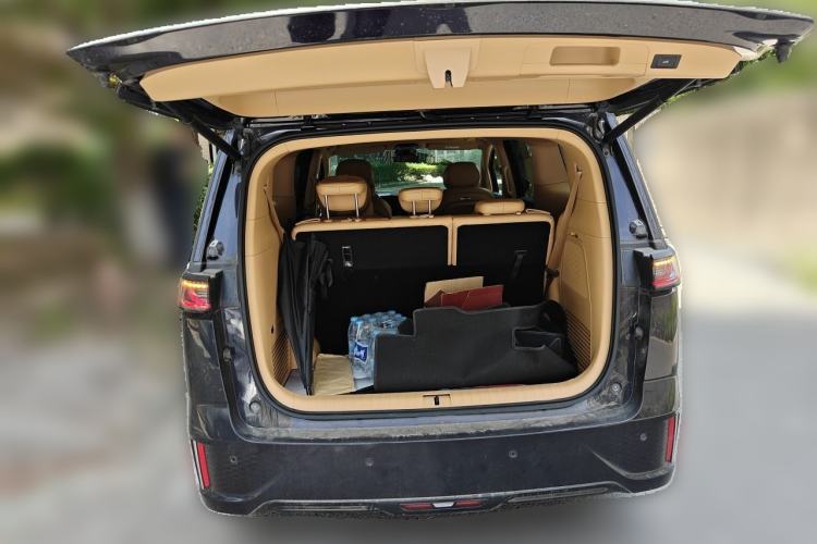 Used VOYAH Dream 2024 PHEV Extended-Range Premium Edition Trunk