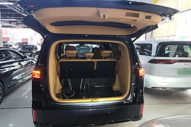 Used VOYAH Dream 2024 PHEV Extended-Range Premium Edition Trunk