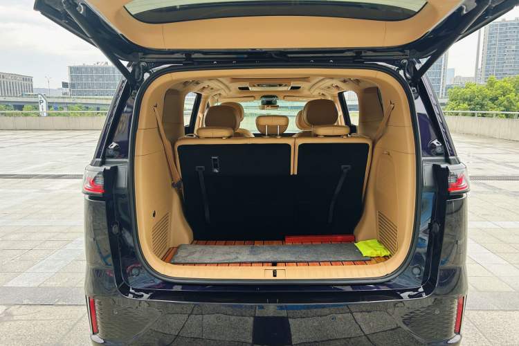 Used VOYAH Dream 2024 PHEV Ultra-Long Range Flagship Edition Trunk