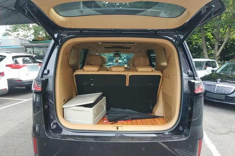 Used VOYAH Dream 2024 PHEV Extended-Range Premium Edition Trunk