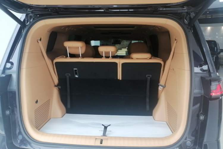 Used VOYAH Dream 2024 PHEV Extended-Range Premium Edition Trunk