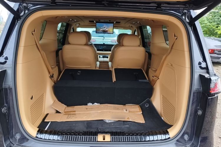 Used VOYAH Dream 2024 PHEV Extended-Range Premium Edition Trunk