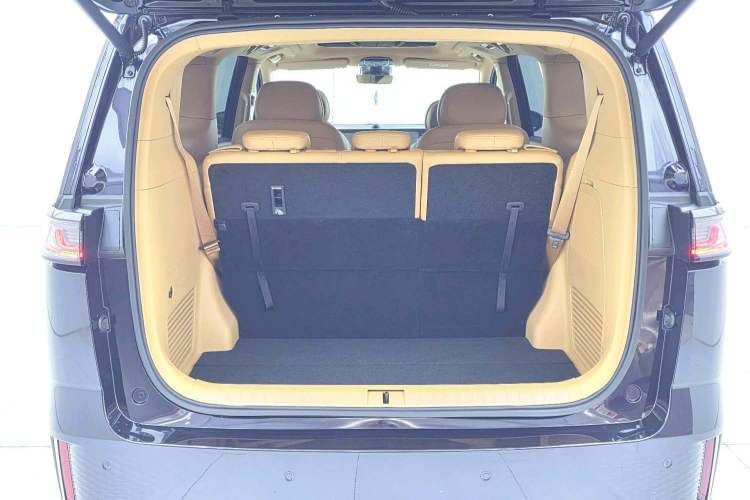 Used VOYAH Dream 2024 PHEV Extended-Range Premium Edition Trunk