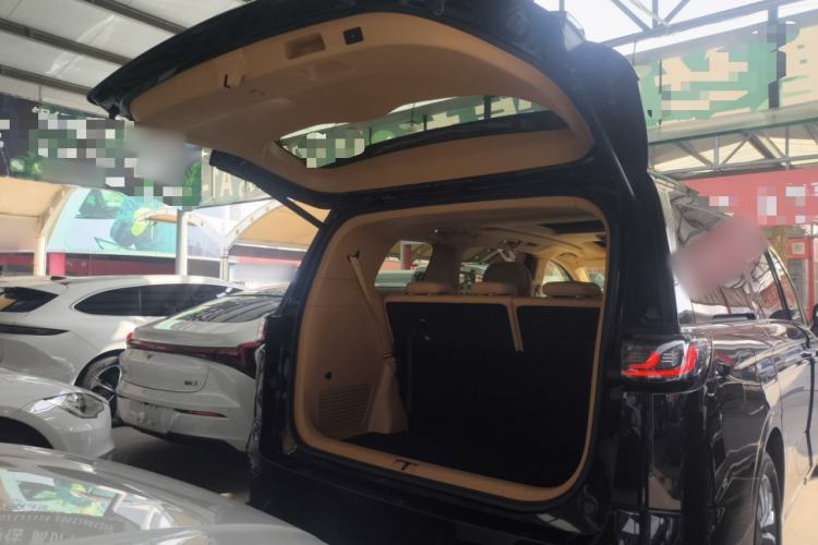 Used VOYAH Dream 2024 PHEV Extended-Range Premium Edition Trunk