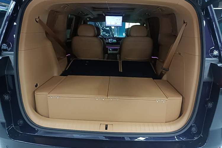 Used VOYAH Dream 2024 PHEV Ultra-Long Range Flagship Edition Trunk