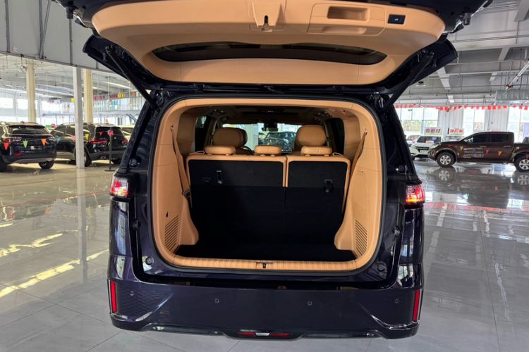 Used VOYAH Dream 2024 PHEV Extended-Range Premium Edition Trunk