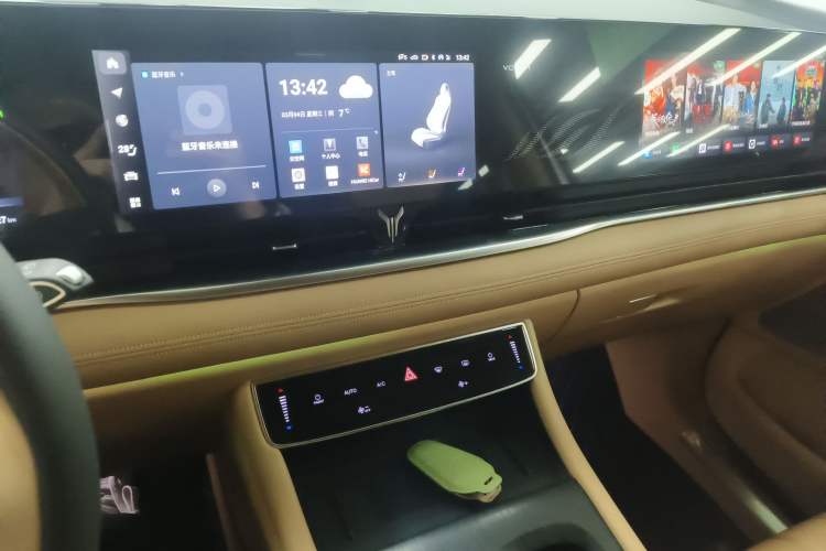 Used VOYAH Dream 2024 PHEV Extended-Range Premium Edition Audio And AC Panel